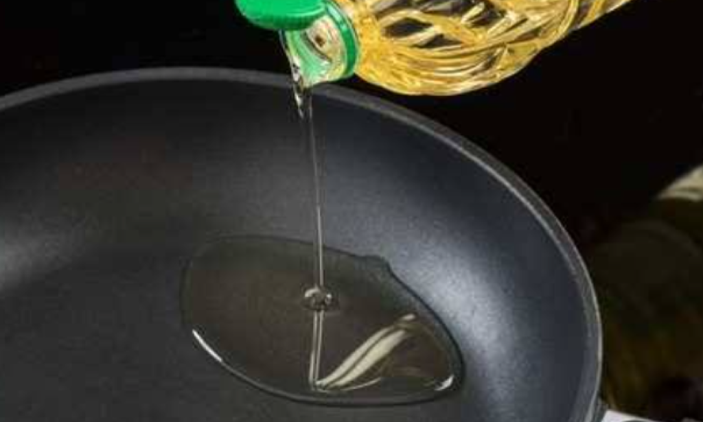 Why is cooking in oil or ghee not okay? What is the best alternative?  Until five years ago, doctors used to say that desi ghee and banaspati ghee are not good for health as they produce fat