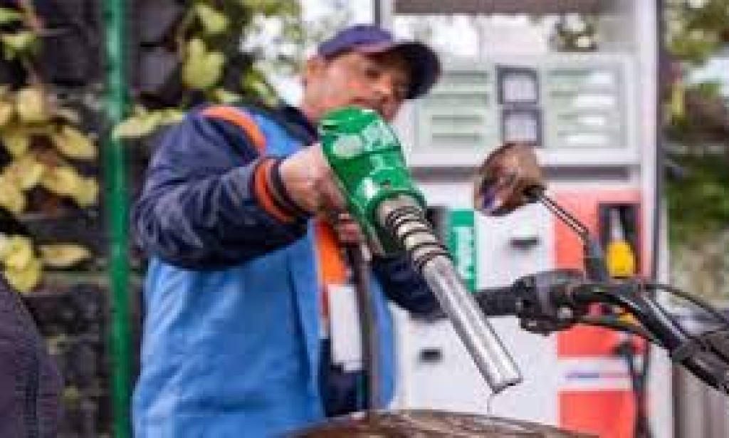 نئی قیمتوں میں پیٹرولیم 1 روپے، ریپڈ ڈیزل 7 روپے کا معمولی اضافہ دیکھ رہا ہے۔