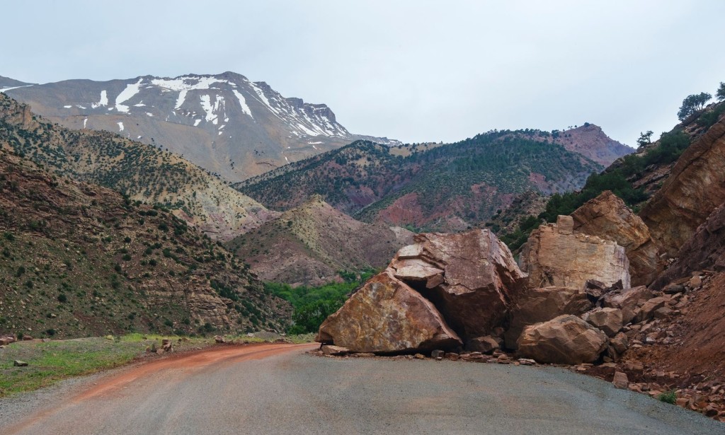 Road Blockage Due to Landslide in Fort Munro: Thousands Stranded A significant landslide in Fort Munro, a popular hill station in Punjab’s Dera Ghazi Khan district, has led to a complete bl