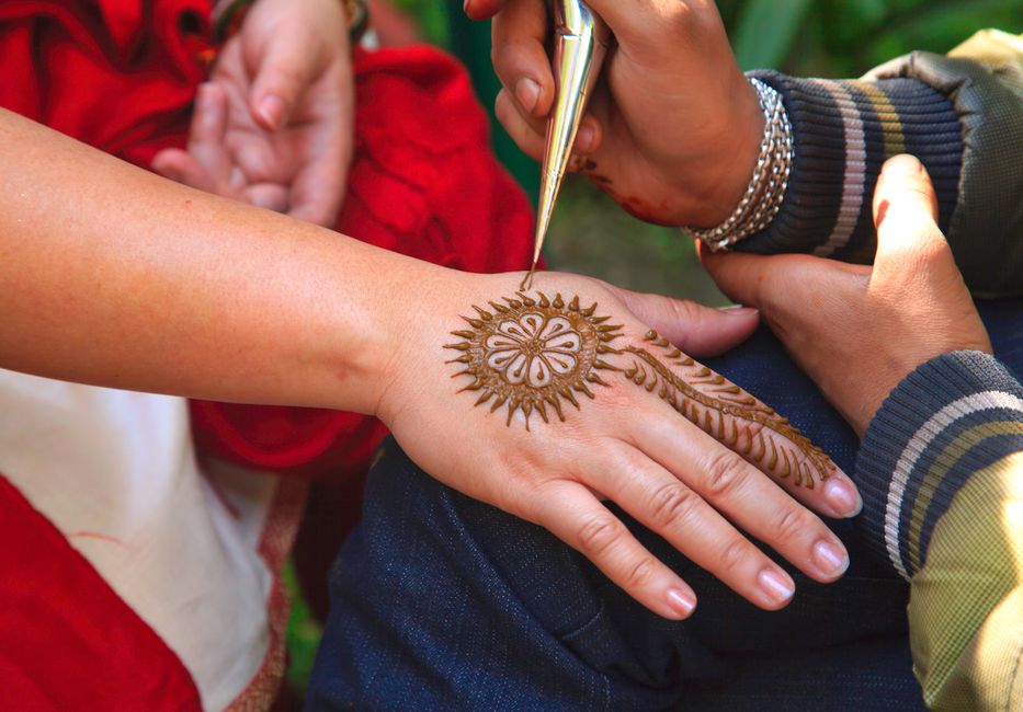 How to Apply Tikki Mehndi