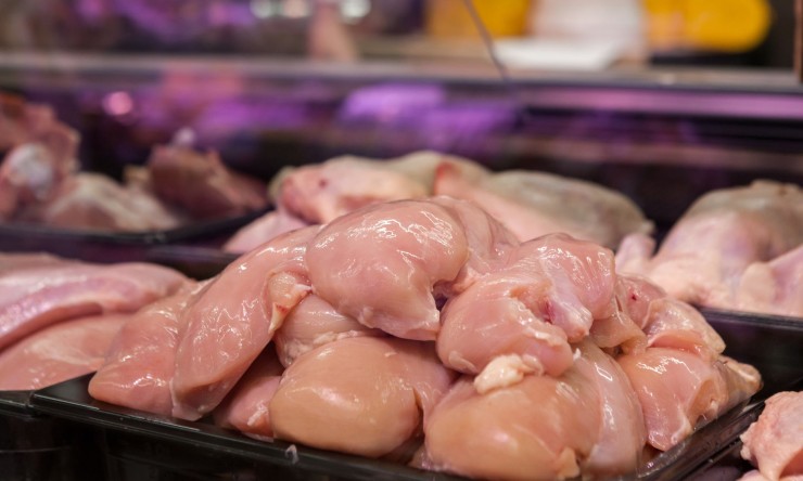 Rate of Chicken Decreases in Karachi  The price of chicken in Karachi has recently seen a noticeable decline, bringing relief to consumers but raising concerns among poultry farmers and tra