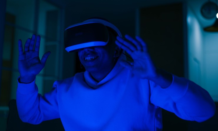 Disadvantages of Virtual Reality: Exploring the Virtual Labyrinth