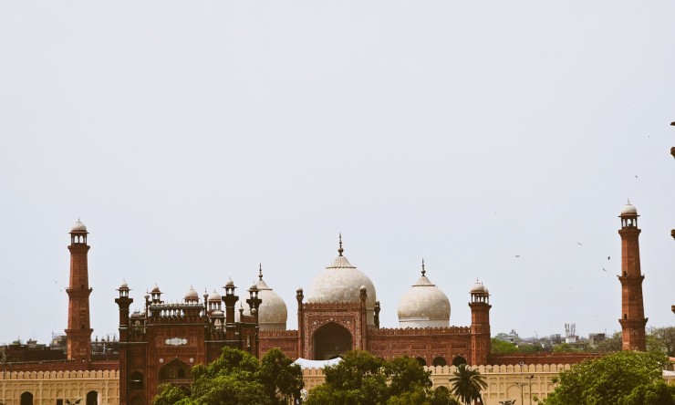 Lahore Lahore Hai – The Soul of Pakistan   The famous saying "Lahore Lahore Hai" captures the essence of Pakistan’s cultural and historical heart. Lahore, the second-largest city in Pakista