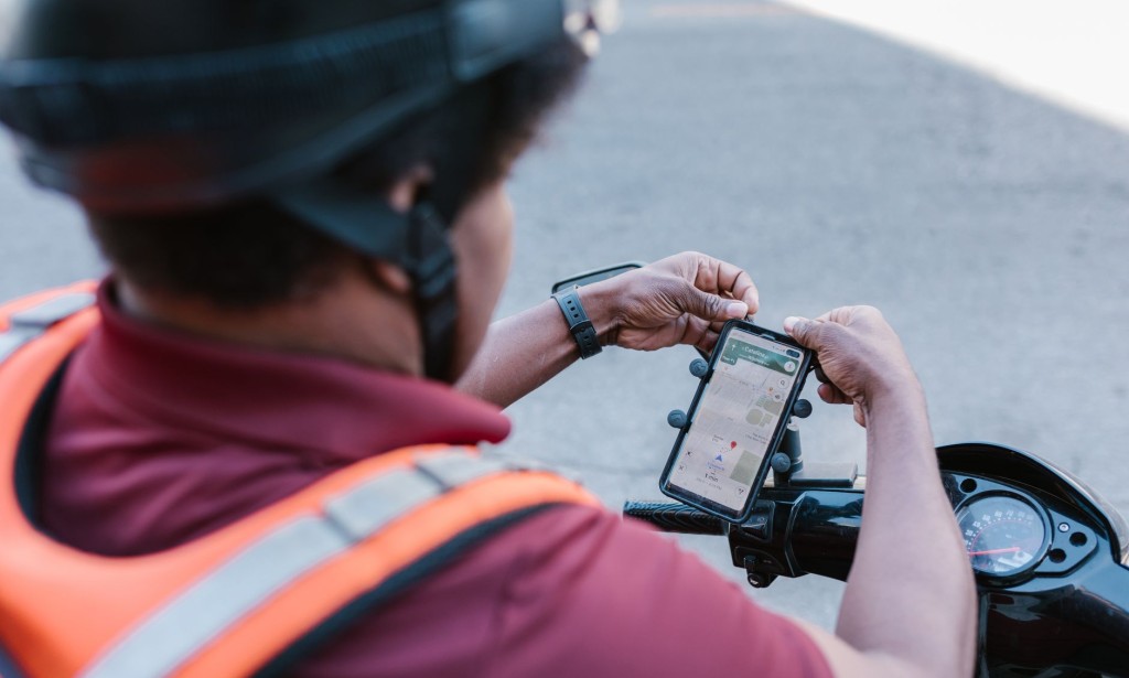 Hyperlocal E-Commerce: Leveraging Proximity for Faster Deliveries and Local Brand Loyalty