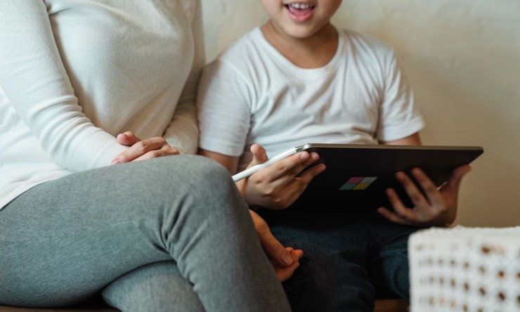 Handling Display Screen Time for Kids: Balancing Engagement and Healthy Limitations