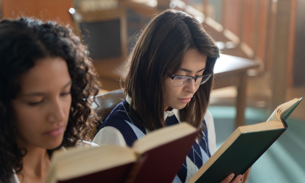 Why do students find it difficult to learn the English language?