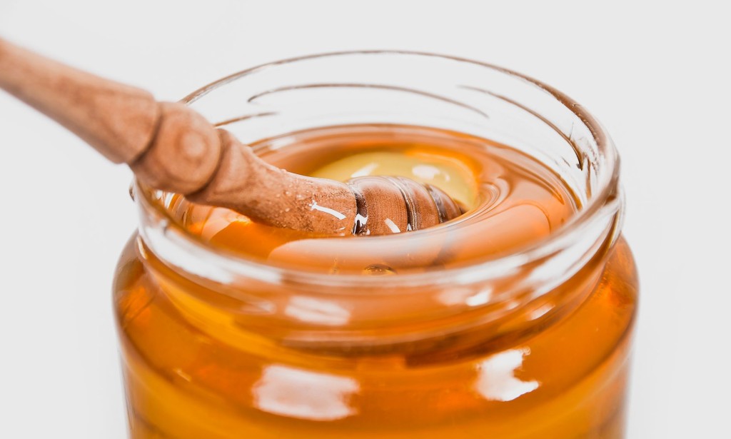 Honey ek natural ingredient hai jo apke skin ke liye bohot faydemand hai. Yeh apke skin ko nourish karta hai, apke skin ko hydrate karta hai, aur apke skin ko saaf aur sundar banana ke liye