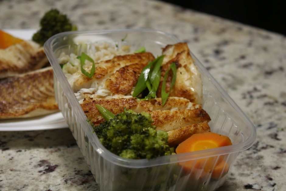 Mindful diet Delicious grilled chicken with broccoli and carrots in a meal prep container. Perfect for healthy eating.