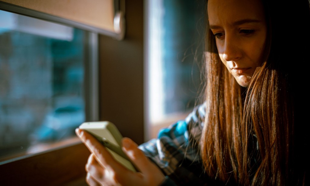 The Impact of Excessive Social Media Use on Self-perception