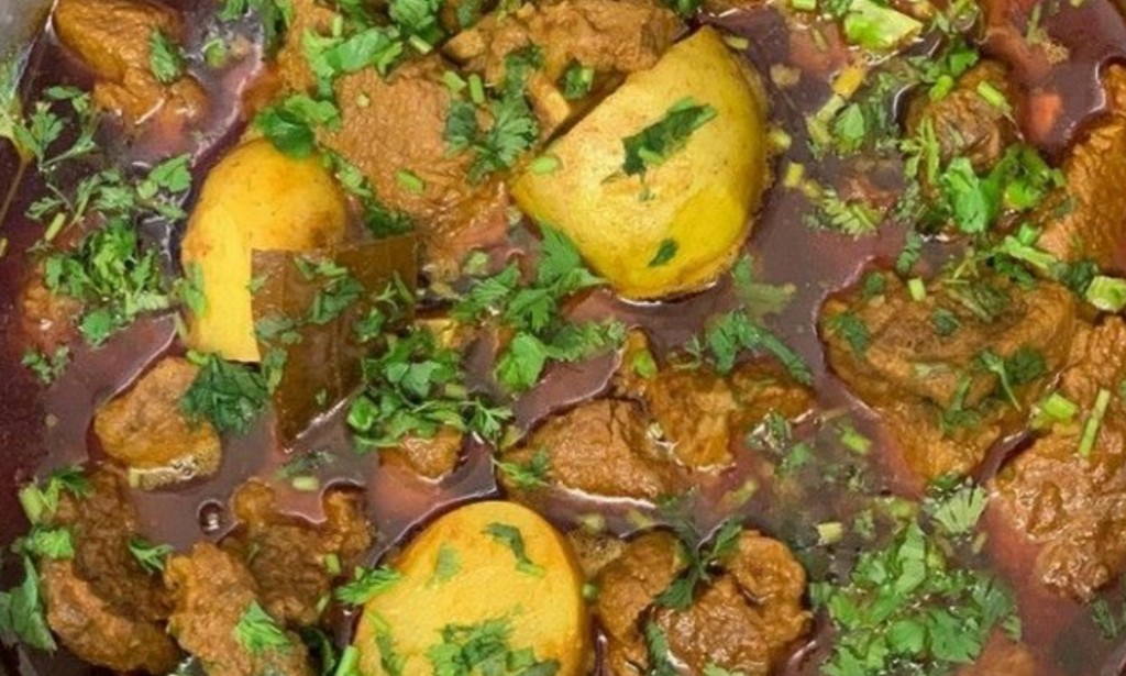Easy Pakistani Aloo Gosht Recipe – Traditional Meat and Potato Curry