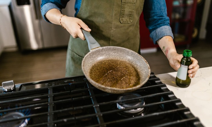 Why is cooking in oil or ghee not okay? What is the best alternative?  Until five years ago, doctors used to say that desi ghee and banaspati ghee are not good for health as they produce fat